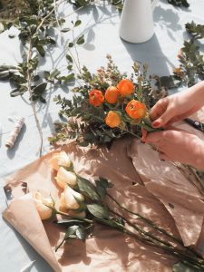 Mains qui font un bouquet de fleurs