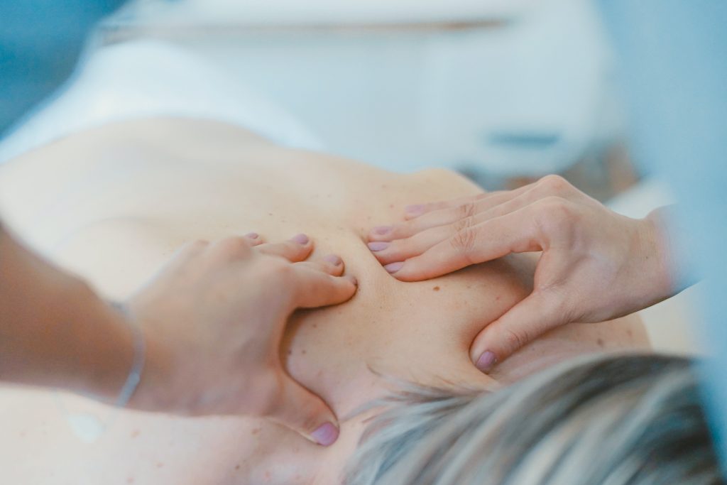 Massage relaxant sur table