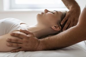 Femme qui reçoit un massage cranien