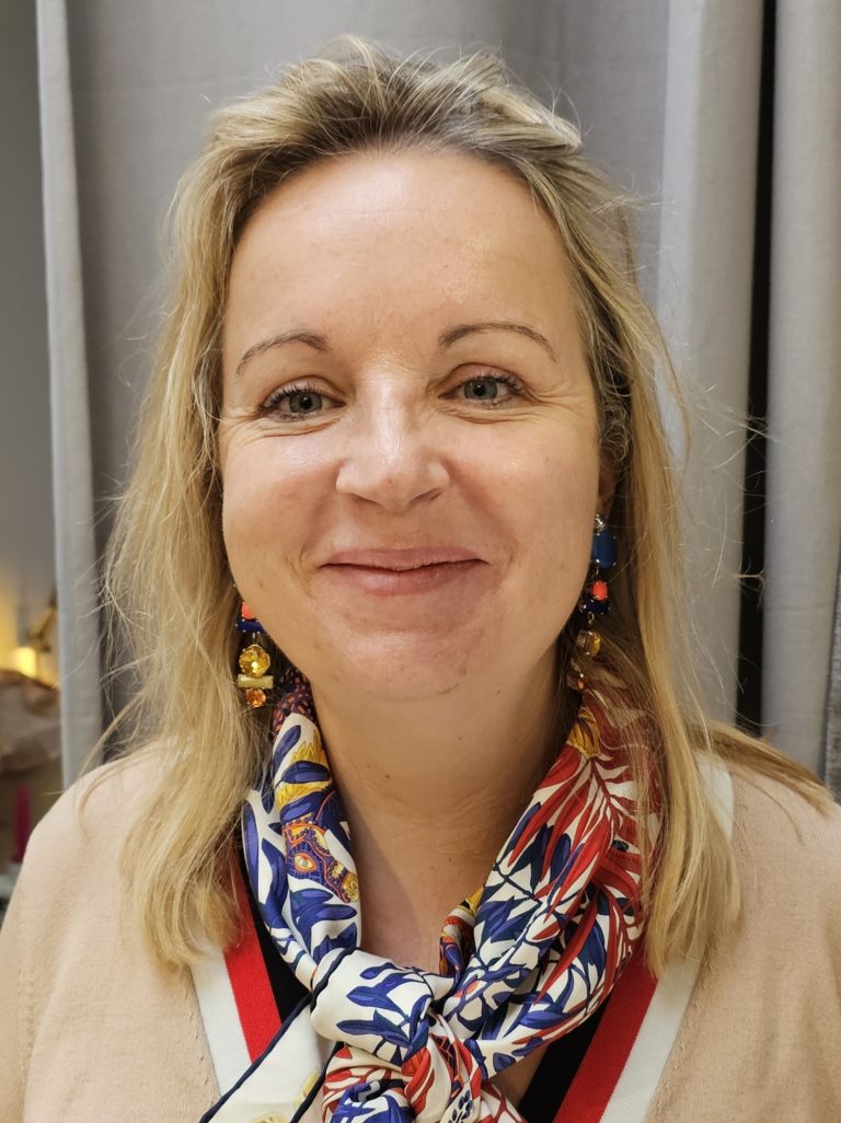 Portrait de Delphine modiste en chapeau.