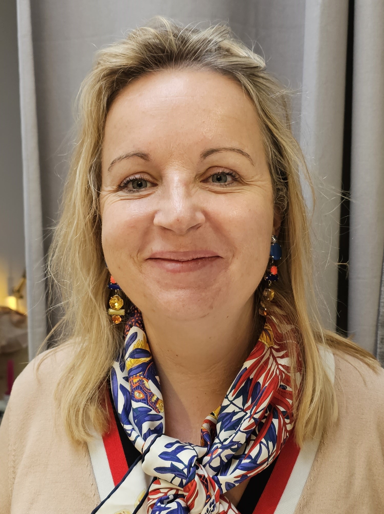 Portrait de Delphine modiste en chapeau.
